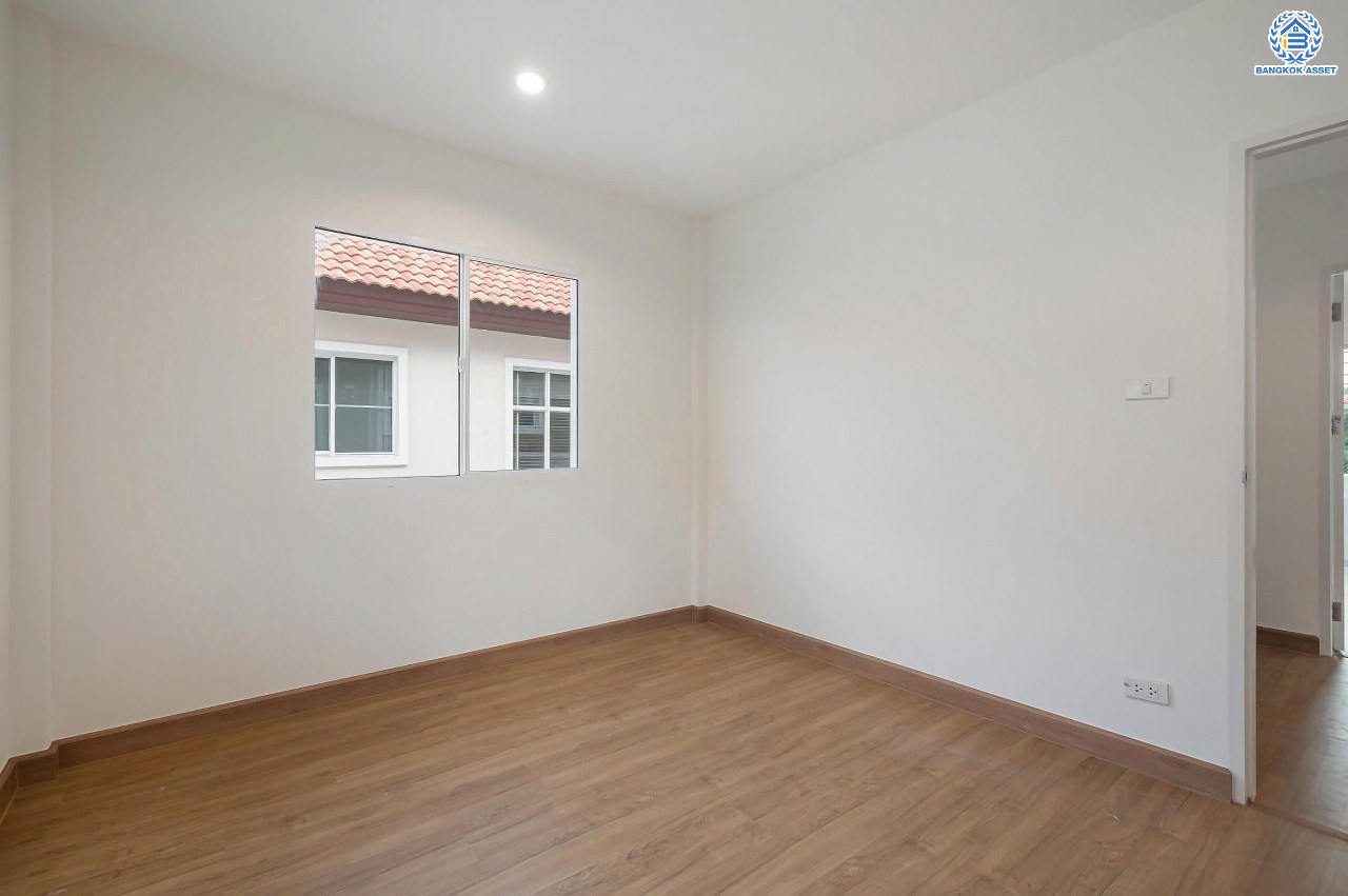 บ้านมือสองตกแต่งใหม่ โครงการ ชวนชื่น กรีนบาวด์ เนื้อที่ 54 ตร.ว. ฟังก์ชัน 3 ห้องนอน 3 ห้องน้ำ 1 ห้องอเนกประสงค์ จอดรถได้ 2 คัน บรรยากาศเงียบสงบเป็นส่วนตัว สิ่งอำนวยความสะดวกมากมาย! บนทำเลศักยภาพ หน้าโครงการติดถนนใหญ่ ใกล้จุดขึ้นทางด่วน "ศรีสมาน"